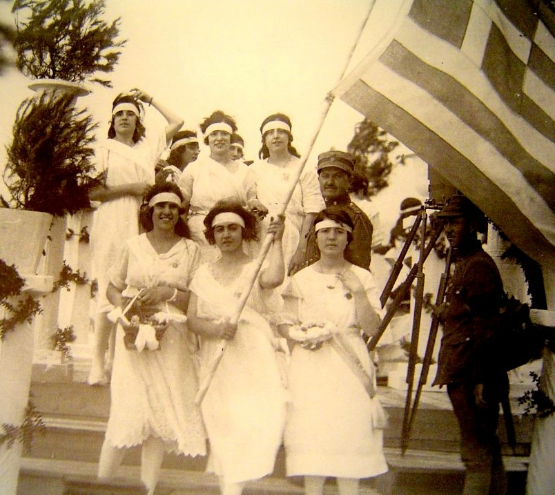 038. Ελληνίδες της Σμύρνης υποδέχονται τον ελληνικό στρατό.